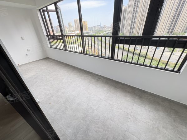 新上房源，次新，全屋精装，家具家电可配，