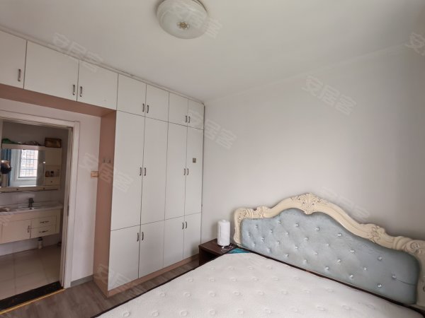 新店花园_精装三室__全屋定制衣柜_客厅柜式空调__包物业