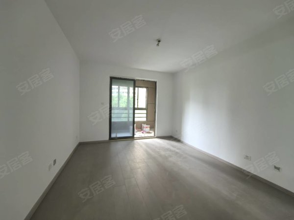 火车站_胜利广场_信地城市广场_精装四房_家具家电齐全