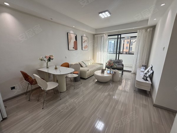 绿地中心政务万象城_安粮城市广场_休宁路_里店雅苑2房可月付