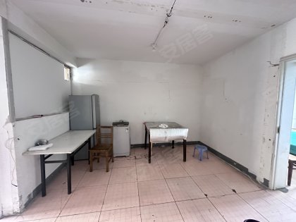 卫楼新村_简单装修_好房新上三室一厅低楼层看房方便