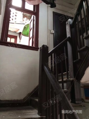 四明别墅三楼亭子间 卫生套内独用,记卡不记面积 附照片
