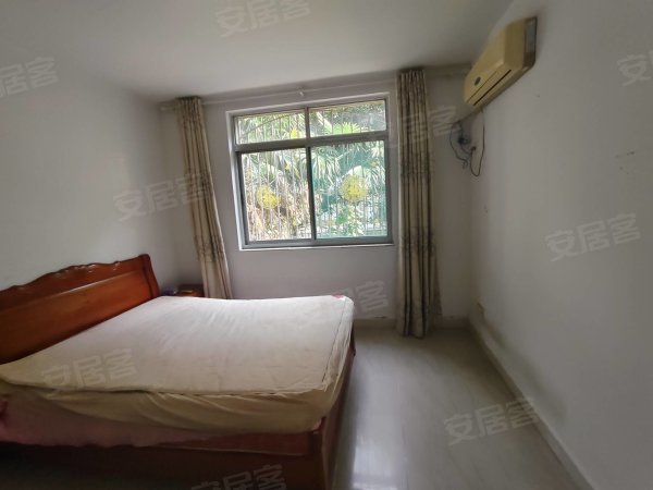 琥珀东村1楼带大院子，家具家电齐全，拎包入住。