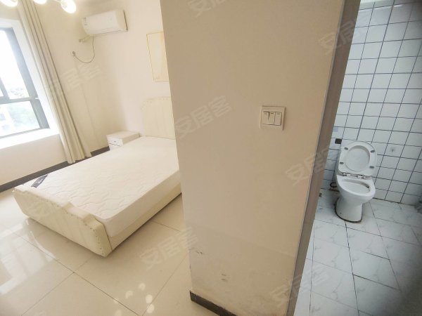 急租！徽贵苑主卧原始独卫，近方圆荟，地铁7号线，随时看房！