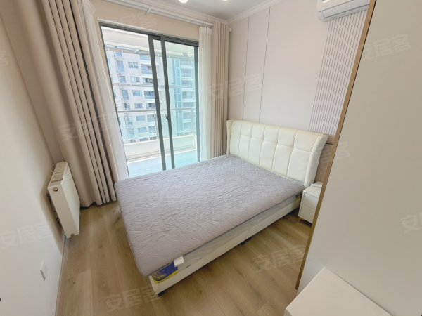 琼林苑三室合租带阳台）房租一月一交无压力）电6毛）金融港旁