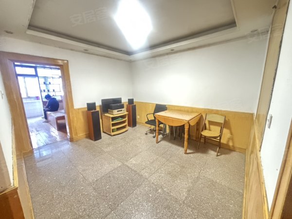 紧挨西七里塘地铁口，合昌宿舍2室1厅1卫家电齐全采光好