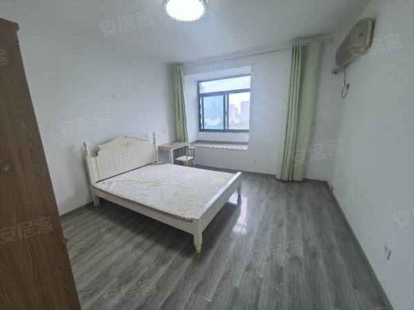 南岗惠园新上三室出租，小区免费停车，家具家电齐全拎包入住