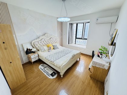 市政务中心蔚蓝商务港！精装主卧独卫品牌家具！押一付一民用水电