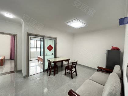 绿地中心_四号线薛河地铁口_南庭芳自住装修_全屋瓷砖定制衣柜