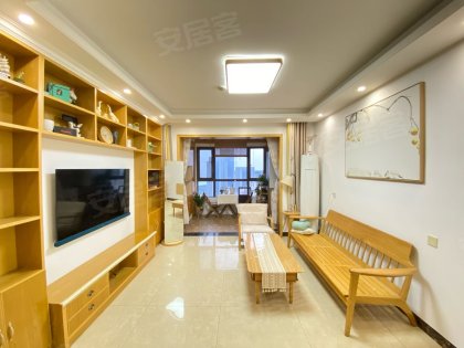 新出好房，临湖苑，业主自住精装三室，客厅柜机空调，定制衣柜