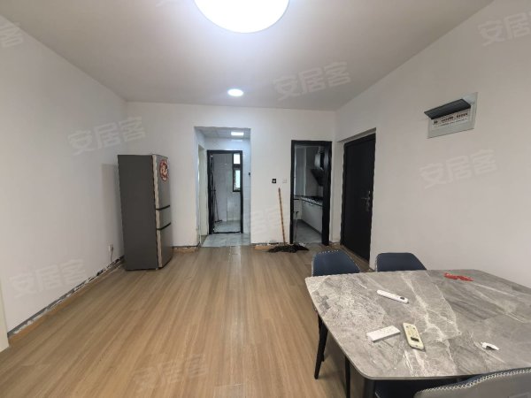 龙溪苑D区_精装三室电梯房拎包入住长期出租