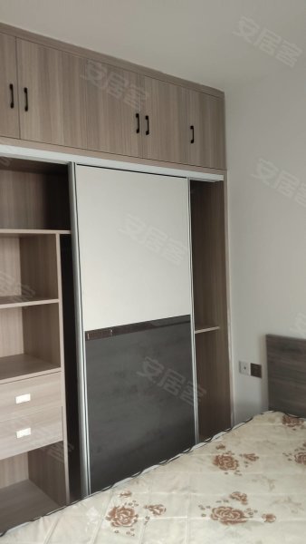 精装电梯家电齐全，拎包入住交通出入