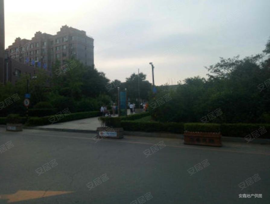 沈铁龙畔锦城