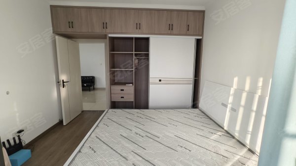 新店花园_精装两室_全屋衣柜充足_采光好_温馨居家_生活便捷