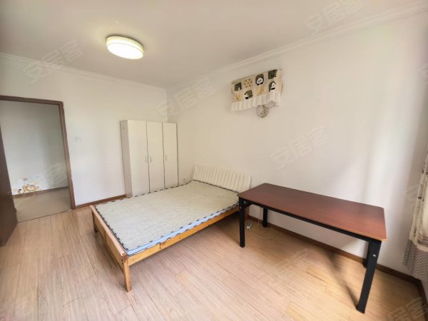 新上实拍_租客公司倒闭了_打扫干净出租_床餐桌都可配