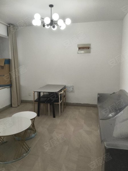 淮合花园B区，简装出租。三室一厅