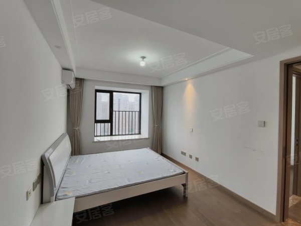 精装修三居室_还包物业费_价格真实便宜_拎包入住没问题