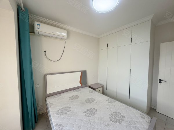 精装两室全屋定制衣柜_绿地中心凌大塘地铁站门口_小区住家安静