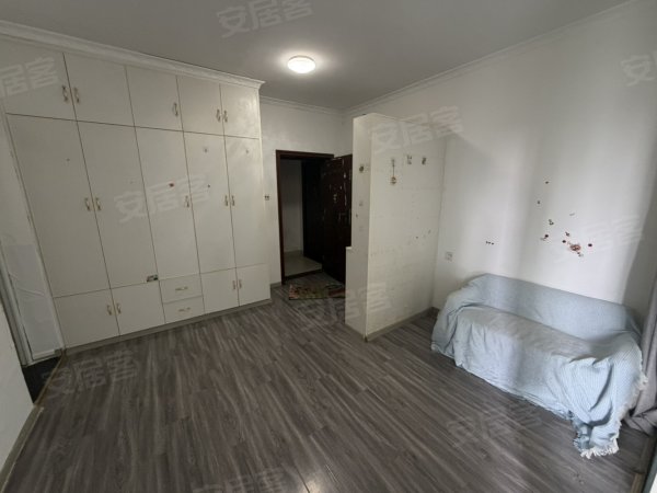 书香门第一期。一室一厅。民用水电通燃气，拎包入住