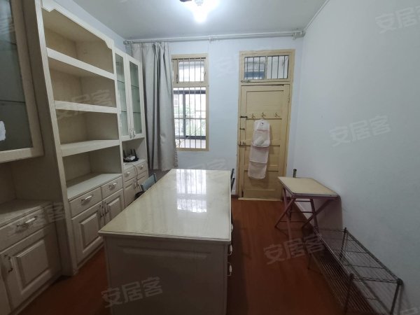 新上一楼带院子精装修看房方便有钥匙。
