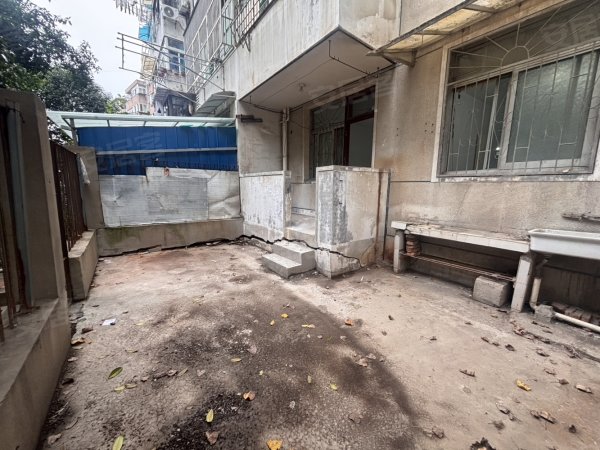 可做仓库_一楼带院子_院子已开门_五号线地铁口_周边配套齐全