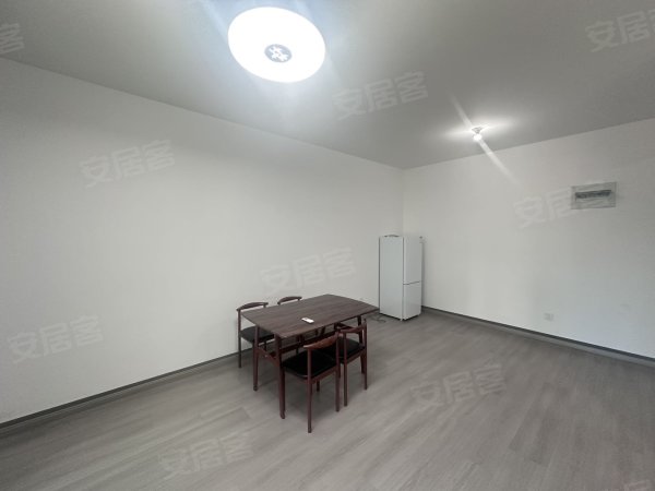 圩兴苑东区_一室一厅_业主自住装修_免费停车_价格非常划算