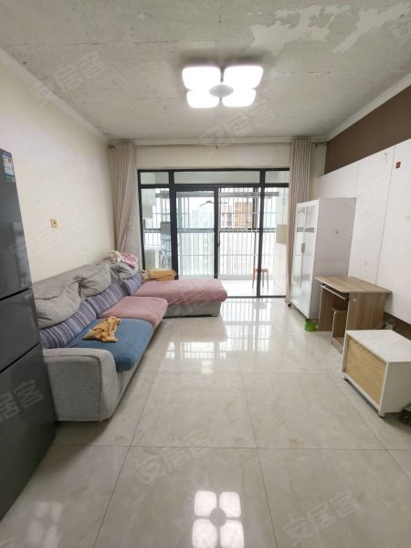 和昌都汇华郡，两房精装修，房东自住装修家具家电齐全