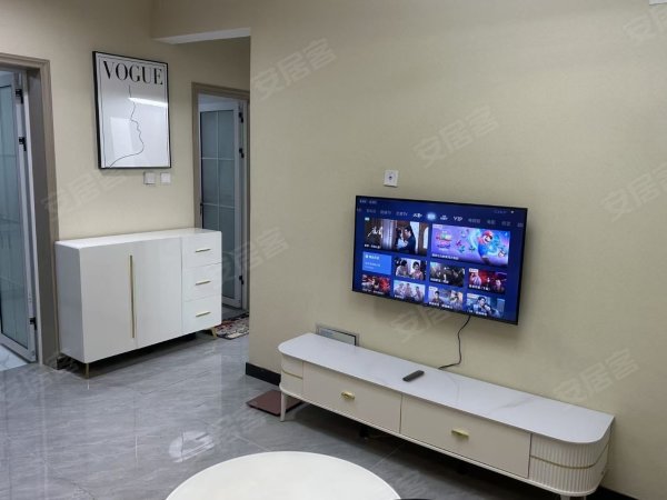 精装修两室出租_对面万达广场__席梦思软床_家具家电齐全