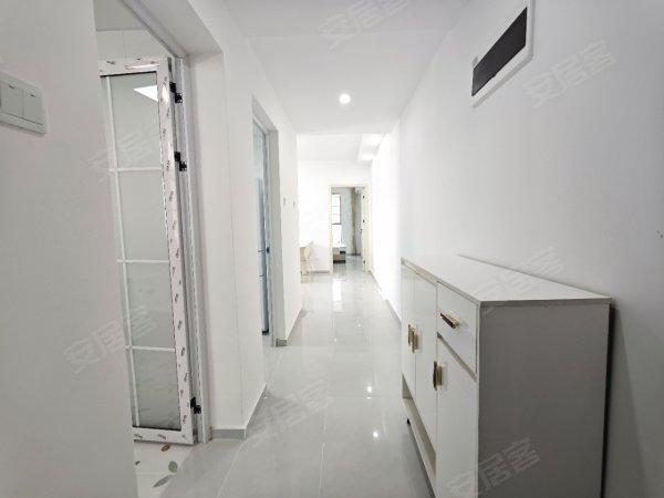 高铁西站边上精装一室一厅，中间楼层，家私家电全齐全，拎包入住