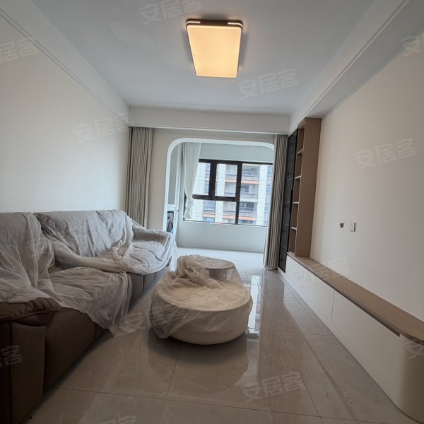 地铁三号线旁边，次新小区，业主自住精装修家具家电齐全