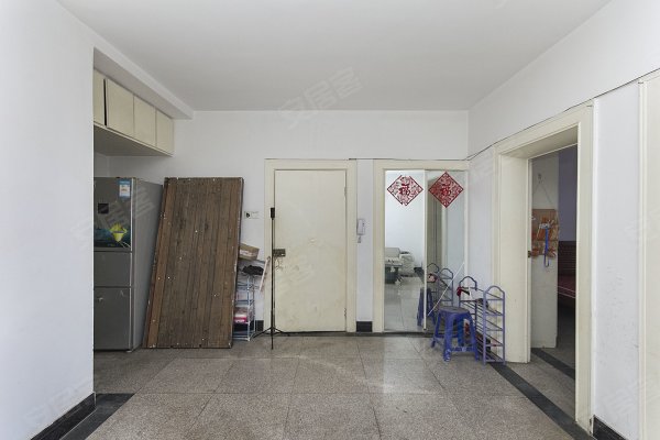 地铁六号线卫岗地铁口，精装修两室一厅。价格美丽，看房方便