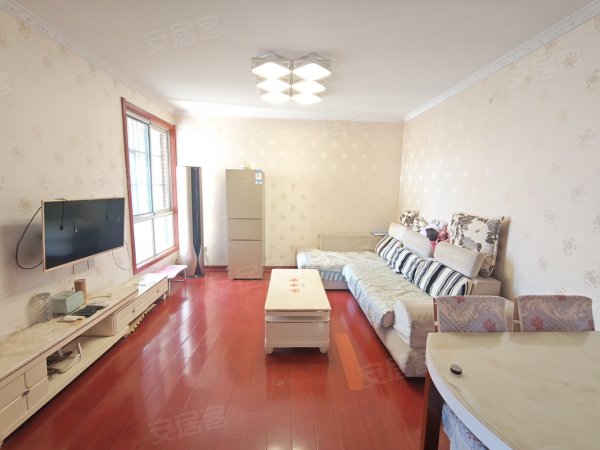 首次出租，看房方便，自住装修，家具家电齐全。