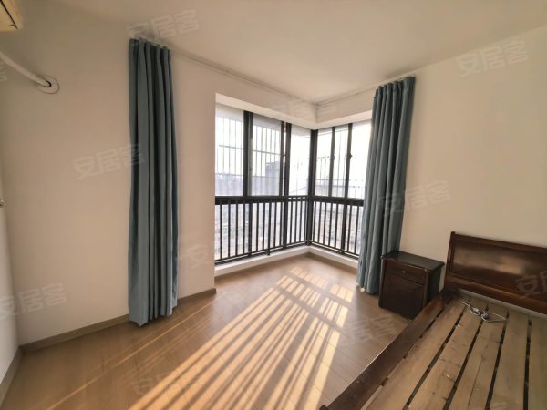 火车站旁，地铁口一号线，电梯大两房全新装修，家具可根据租客配