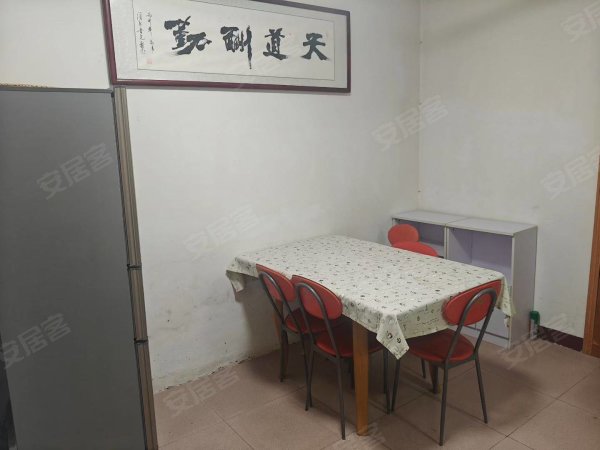 琥珀北村1楼带院子，家具家电齐全，拎包入住，价格好谈。