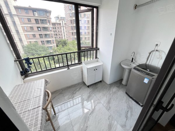 大阳台可短租_有厨房_近卓然居_悠然居_拎包入住电商_顺丰