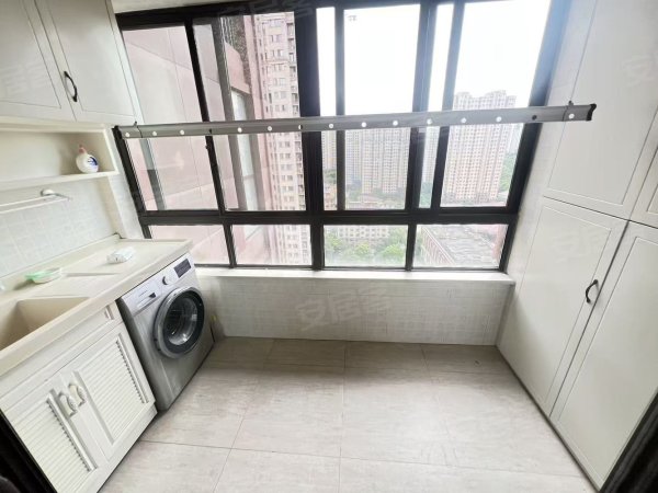 东方蓝海，南北通透两居室，家具家电齐全，边上云谷路站地铁银泰