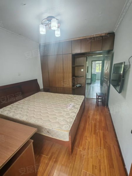 三楼，燃气热水器，岳西新村家电齐全2室1厅1卫精装修