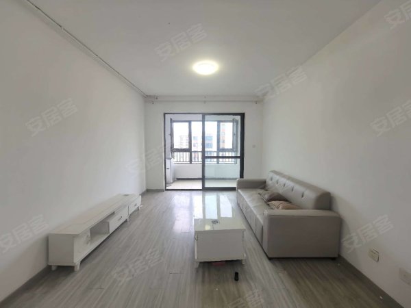 北大门口，三室，家具家电齐全，拎包入住，有钥匙随时看房