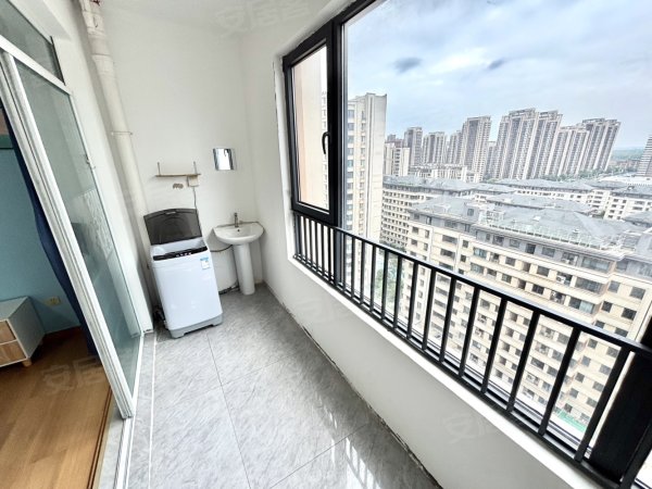 可短租月付_贵阳路地铁口_泰康之家_超大飘窗