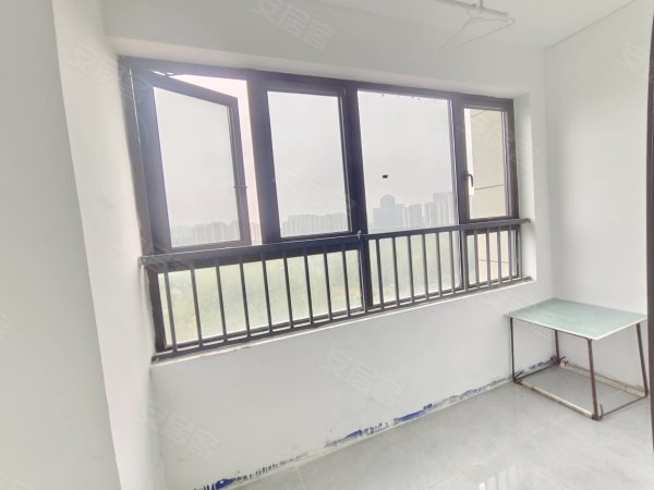 阳台独卫超大空间近新省府民用水电一个月起租押一付一精装修