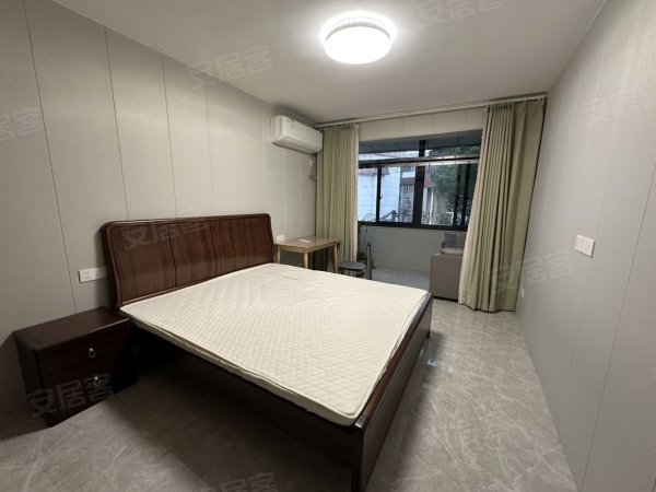 42隔壁_银泰步行街旁_精装修一室一厅_拎包入住
