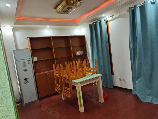 大东门附近地铁口电梯房，拧包入住。