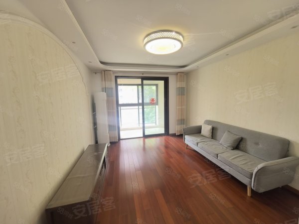 大学城，翡翠湖三号线，安大磬苑校区南门翡翠湖郡，翡翠商业街。