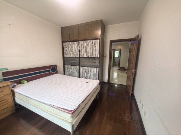 体育东村_精装修_3室2厅_市政供暖_房东自住没有租过好停车