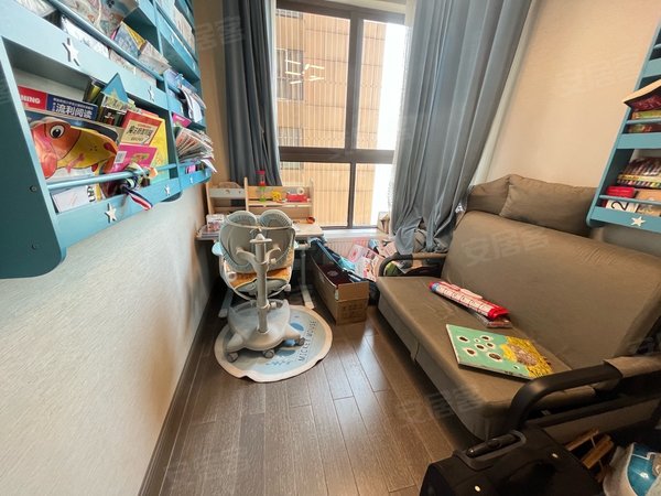 重庆南岸南滨路长嘉汇汇璟(实拍长嘉汇精装房)4房住家装修 有护栏