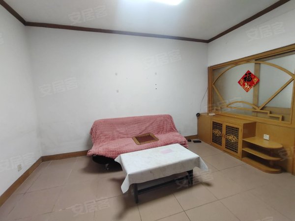 釆光好，一楼带大院子出租，家具家电齐全，拎包入住价格好谈