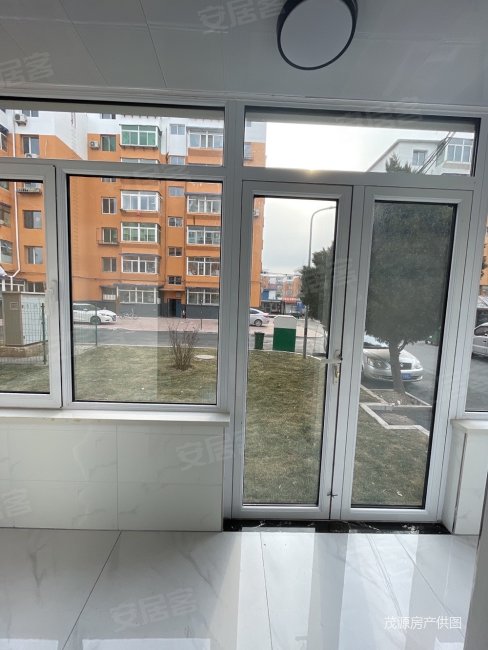 已窗改门门前草坪绿地花园青松中学金山市场三十中