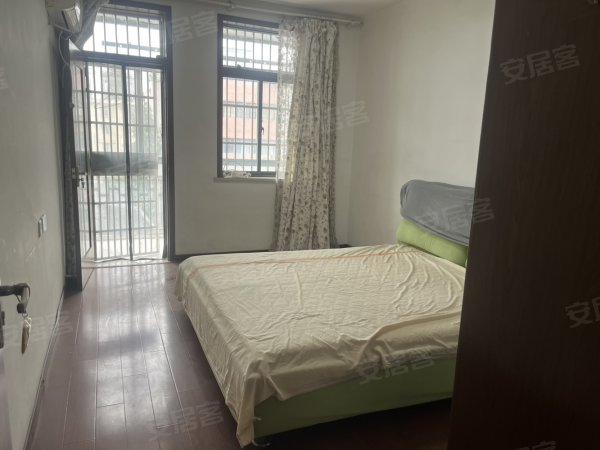 南门小学隔壁，全套电器家具，精致装修，拎包入住
