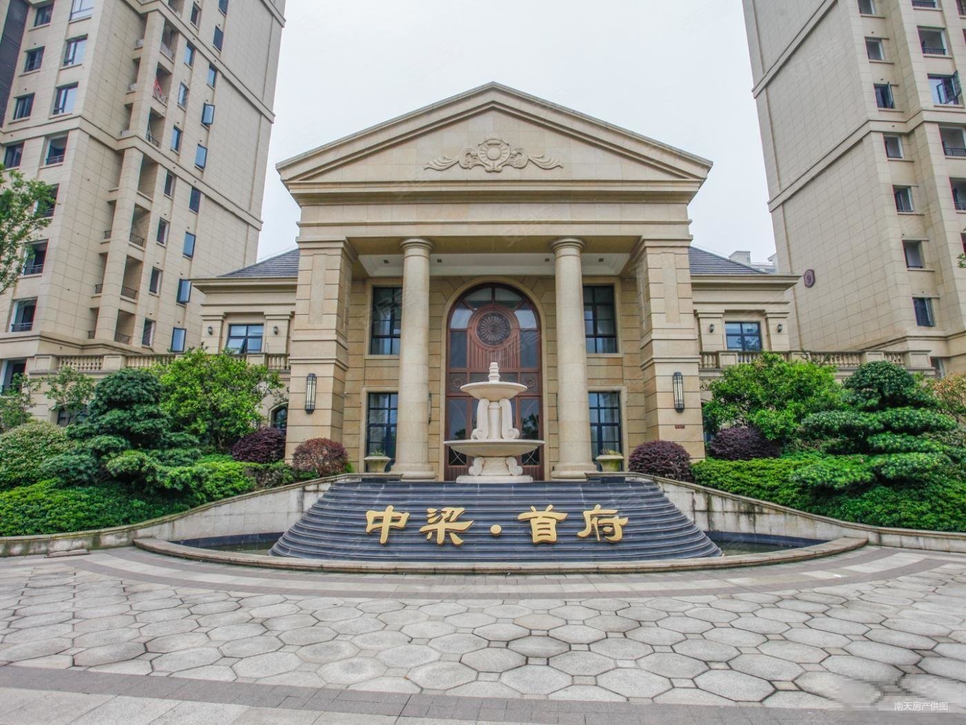 中梁首府4室2厅3卫166.7㎡南北620万