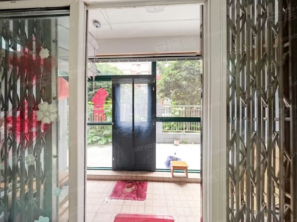 凤凰城商圈燕园，三号线地铁口，民用水电，有一个个大院子